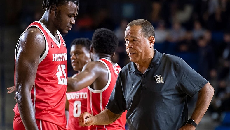 Houston basketball head coach Kelvin Sampson talks with freshman Jarace Walker during a pause in play against St. Joseph's at Navy's Alumni Hall on Friday, Nov. 11, 2022, in Annapolis, Md.

Hes Dr 111122 Jwalk
