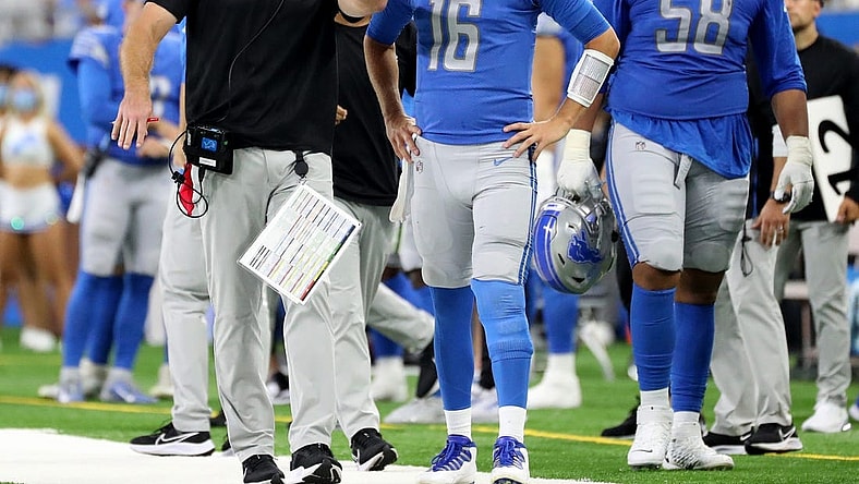 Head coach Dan Campbell talks with Detroit Lions quarterback Jared Goff during action against the San Francisco 49ers, Sunday, September 12, 2021 at Ford Field.

Lions 49ers