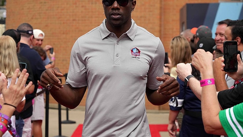 Aug 6, 2022; Canton, OH, USA; Terrell Owens arrives on the red carpet during the Pro Football Hall of Fame Class of 2022 Enshrinement at Tom Benson Hall of Fame Stadium. Mandatory Credit: Kirby Lee-USA TODAY Sports