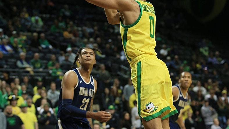 Oregon's Will Richardson, right, goes up for two points ahead of Montana State's RaeQuan Battle during the second half at Matthew Knight Arena.

Basketball Eug Uombb Vs Montana State Montana State At Oregon