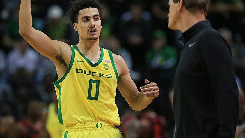 Oregon's Will Richardson meets with coach Dana Altman during their game against Houston at Matthew Knight Arena Sunday Nov. 20, 2022.

Basketball Eug Uombb Vs Houston Houston At Oregon