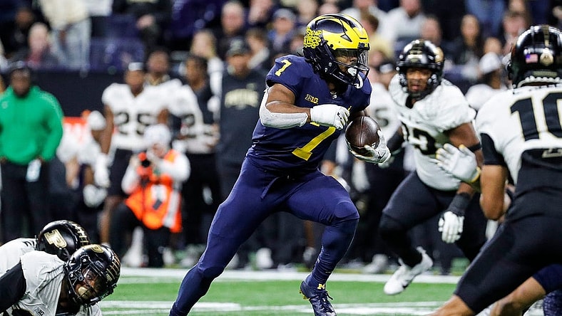 Michigan running back Donovan Edwards (7) runs against Purdue during the second half of the Big Ten Championship game at Lucas Oil Stadium in Indianapolis, Ind., on Saturday, Dec. 3, 2022.