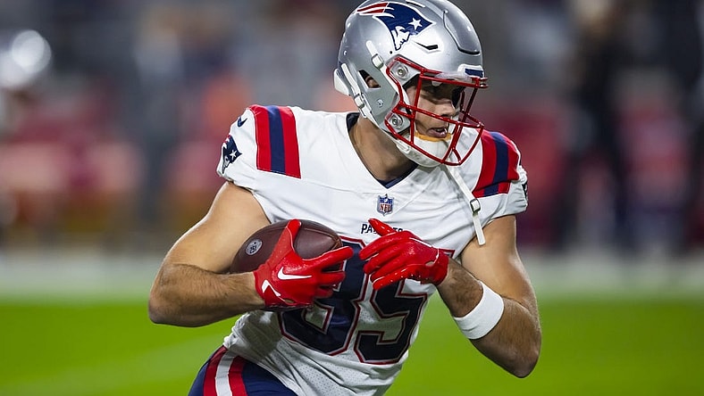 Dec 12, 2022; Glendale, Arizona, USA; New England Patriots tight end Hunter Henry (85) against the Arizona Cardinals at State Farm Stadium. Mandatory Credit: Mark J. Rebilas-USA TODAY Sports