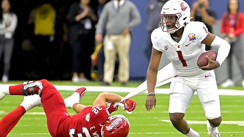 Dec 17, 2022; Inglewood, CA, USA;  Fresno State Bulldogs defensive back Evan Williams (32) pulls on the jersey of Washington State Cougars quarterback Cameron Ward (1) for a sack in the first half at SoFi Stadium. Mandatory Credit: Jayne Kamin-Oncea-USA TODAY Sports