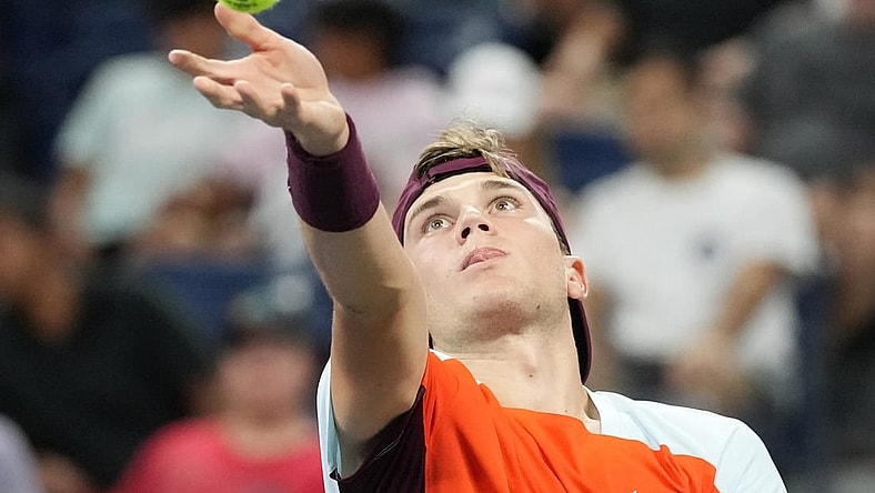 Aug 31, 2022; Flushing, NY, USA;  Jack Draper of Great Britain serves against Felix Auger-Aliassime of Canada on day three of the 2022 U.S. Open tennis tournament at USTA Billie Jean King Tennis Center. Mandatory Credit: Jerry Lai-USA TODAY Sports