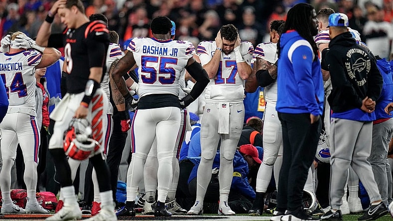 The Buffalo Bills gather while CPR is administered to Buffalo Bills safety Damar Hamlin (3) after a play in the first quarter against the Cincinnati Bengals.

Xxx 010223bengalsbills 04 Jpg S Cin Kc Usa Oh