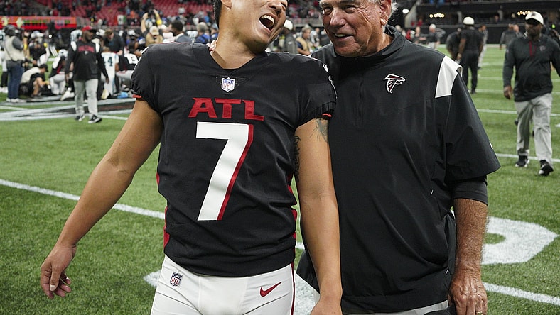 Atlanta Falcons DC Dean pees
