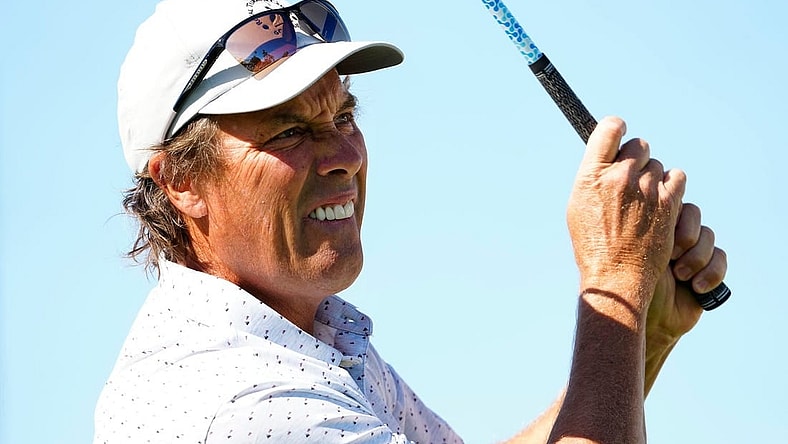 Nov 11, 2022; Phoenix, AZ, USA; Stephen Ames plays his tee shot on the first hole during round two of the Charles Schwab Cup at Phoenix Country Club.  at Phoenix Country Club. Mandatory Credit: Rob Schumacher-Arizona Republic

Golf Charles Schwab Cup Round 2