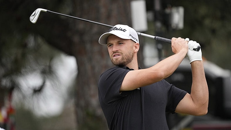 Jun 16, 2023; Los Angeles, California, USA; Wyndham Clark hits on the 11th tee during the second round of the U.S. Open golf tournament. Mandatory Credit: Michael Madrid-USA TODAY Sports