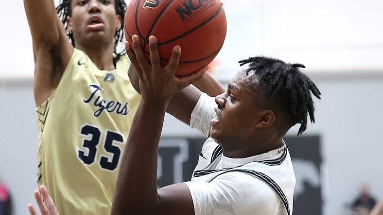 Houston's Ahmad Nowell looks to pass the ball as Arlington's Philip Dotson, right, and Javar Daniel defend during their game at Houston High School on Friday, Jan. 29, 2021.

Jrca3197