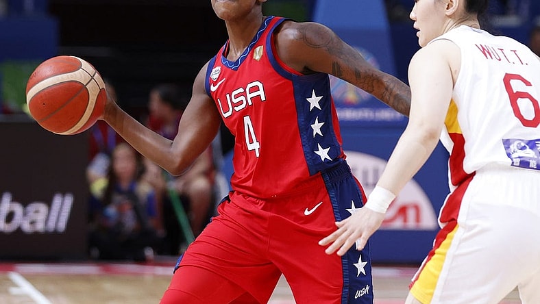Oct 1, 2022; Sydney, AUS;  USA player Jewell Loyd (4) passes against China in the first quarter at Sydney SuperDome. Mandatory Credit: Yukihito Taguchi-USA TODAY Sports