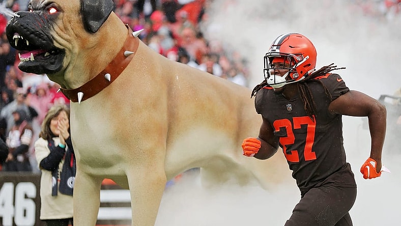 Cleveland Browns running back Kareem Hunt (27) takes the field before an NFL football game against the Tampa Bay Buccaneers at FirstEnergy Stadium, Sunday, Nov. 27, 2022, in Cleveland, Ohio.

Browns27jl 27