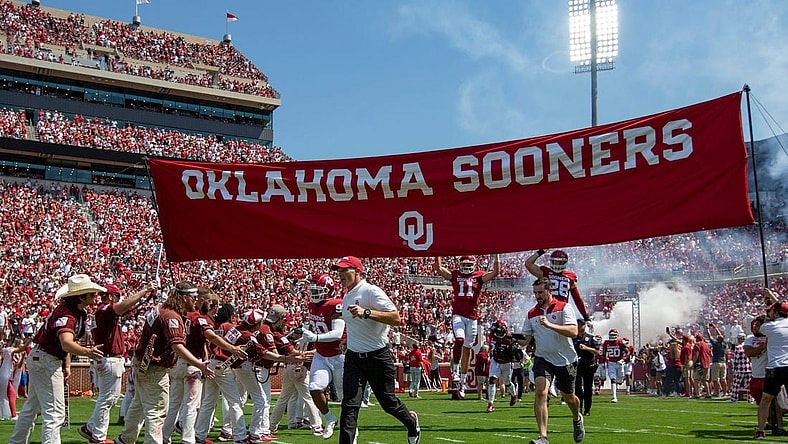 Oklahoma coach Brent Venables runs onto the field before a college football game between the University of Oklahoma Sooners (OU) and the UTEP Miners at Gaylord Family - Oklahoma Memorial Stadium in Norman, Okla., Saturday, Sept. 3, 2022. Oklahoma won 45-13.