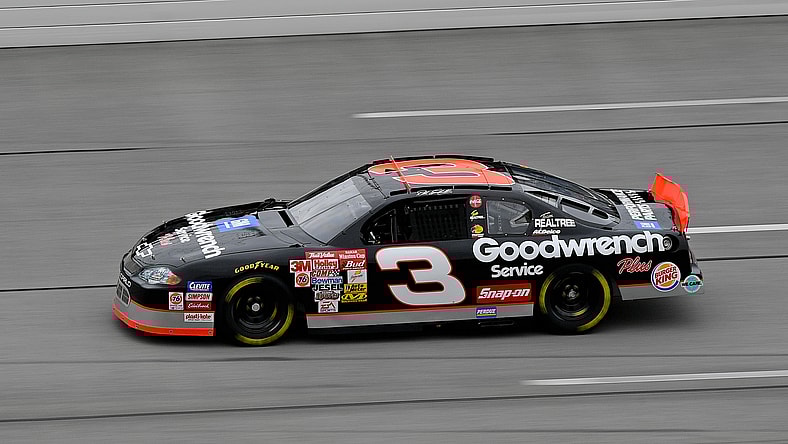 NASCAR: 1000Bulbs.com 500