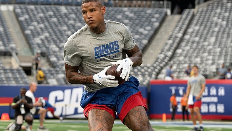 Aug 18, 2023; East Rutherford, NJ, USA; The Carolina Panthers vs. the New York Giants in an NFL preseason game at MetLife Stadium. New York Giants Darren Waller before the start of the game. Mandatory Credit: Michael Karas-The Record