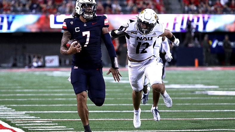 Sep 2, 2023; Tucson, Arizona, USA; Arizona Wildcats quarterback Jayden de Laura (7) runs for a touchdown agaisnt Northern Arizona Lumberjacks defensive back Jeff Widener (12) during the second half at Arizona Stadium. Mandatory Credit: Zac BonDurant-USA TODAY Sports