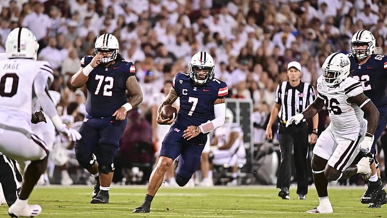 Sep 9, 2023; Starkville, Mississippi, USA; Arizona Wildcats quarterback Jayden de Laura (7) runs the ball against the Mississippi State Bulldogs during the second quarter at Davis Wade Stadium at Scott Field. Mandatory Credit: Matt Bush-USA TODAY Sports