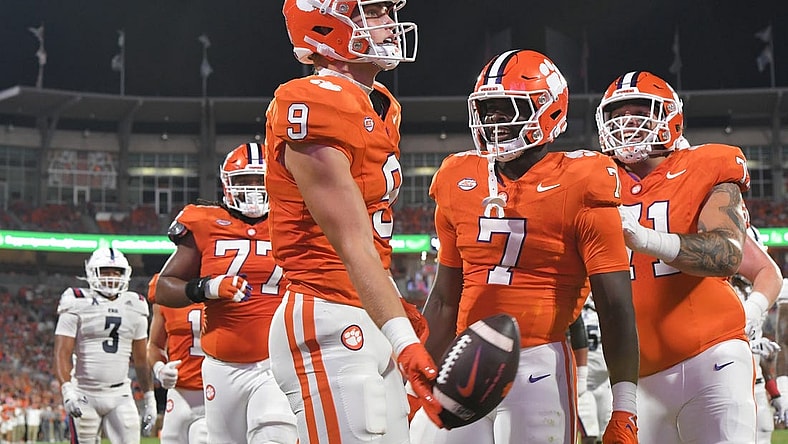 Sep 16, 2023; Clemson, South Carolina; Clemson tight end Jake Briningstool (9) catches a pass for a touchdown against Florida Atlantic against Florida Atlantic at Memorial Stadium.  Mandatory Credit: Ken Ruinard-USA TODAY NETWORK