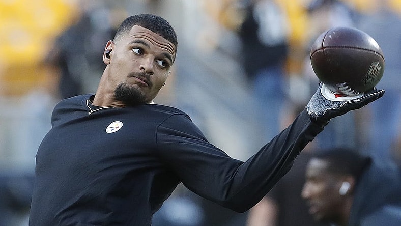 Sep 18, 2023; Pittsburgh, Pennsylvania, USA;  Pittsburgh Steelers safety Minkah Fitzpatrick (39) warms up before the game against the Pittsburgh Steelers at Acrisure Stadium. Mandatory Credit: Charles LeClaire-USA TODAY Sports