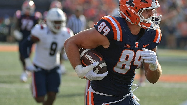 Sep 23, 2023; Champaign, Illinois, USA;  Illinois Fighting Illini tight end Tip Reiman (89) makes a catch during the first half against the FL Atlantic Owls at Memorial Stadium. Mandatory Credit: Ron Johnson-USA TODAY Sports