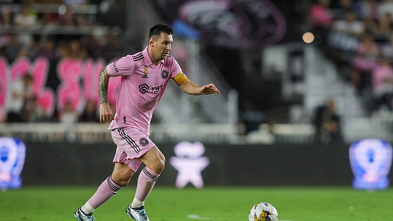 Sep 20, 2023; Fort Lauderdale, Florida, USA; Inter Miami CF forward Lionel Messi (10) runs with the ball against the Toronto FC during the first half at DRV PNK Stadium. Mandatory Credit: Sam Navarro-USA TODAY Sports