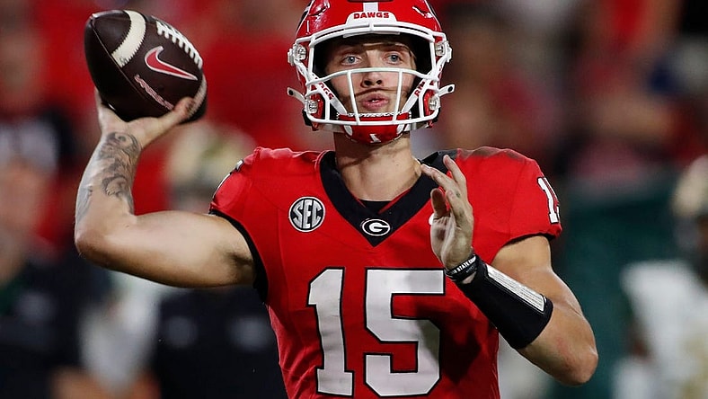 Georgia quarterback Carson Beck (15) throws a pass to Georgia tight end Brock Bowers (19) during the second half of a NCAA college football game against UAB in Athens, Ga., on Saturday, Sept. 23, 2023.