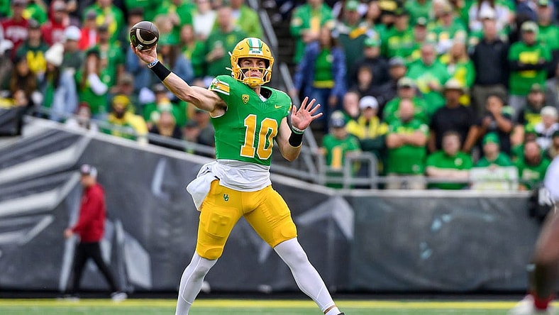 Oct 21, 2023; Eugene, Oregon, USA; Oregon Ducks quarterback Bo Nix (10) throws a pass during the first quarter against the Washington State Cougars at Autzen Stadium. Mandatory Credit: Craig Strobeck-USA TODAY Sports