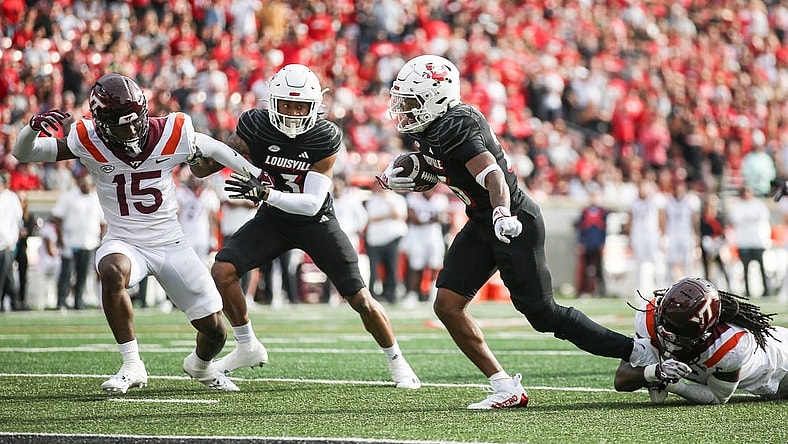 Louisville Cardinals running back Jawhar Jordan (25) runs for a gain against Virginia Tech in the first quarter. Nov.4, 2023.