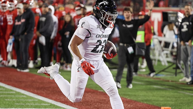 Nov 11, 2023; Houston, Texas, USA; Cincinnati Bearcats running back Ryan Montgomery (22) rushes for a touchdown against the Houston Cougars in the first half at TDECU Stadium. Mandatory Credit: Thomas Shea-USA TODAY Sports