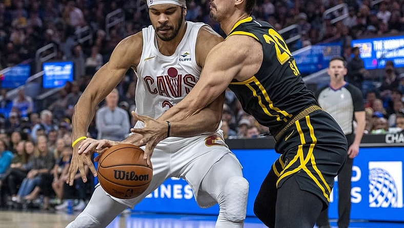 Nov 11, 2023; San Francisco, California, USA;  Golden State Warriors forward Dario Saric (20) defends against Cleveland Cavaliers center Jarrett Allen (31) during the first quarter at Chase Center. Mandatory Credit: Neville E. Guard-USA TODAY Sports