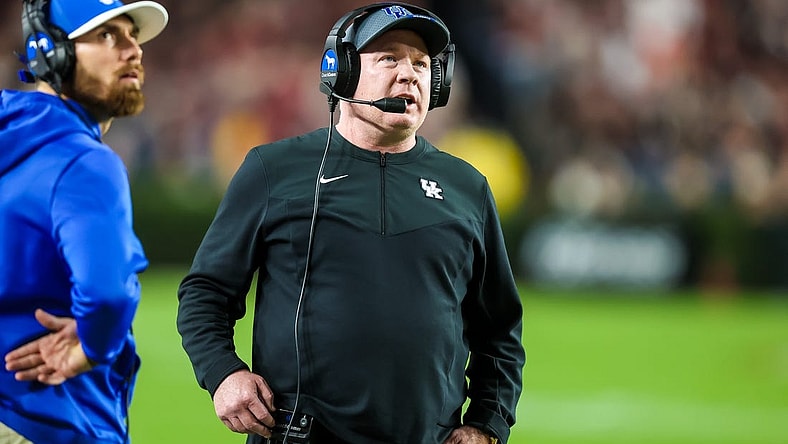 Nov 18, 2023; Columbia, South Carolina, USA; Kentucky Wildcats head coach Mark Stoops directs his team against the South Carolina Gamecocks in the first quarter at Williams-Brice Stadium. Mandatory Credit: Jeff Blake-USA TODAY Sports Kentucky