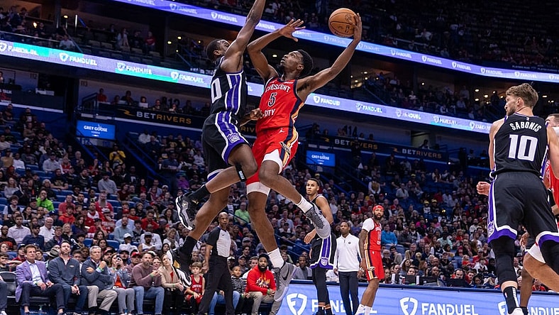 Nov 20, 2023; New Orleans, Louisiana, USA;  New Orleans Pelicans forward Herbert Jones (5) drives to the basket against Sacramento Kings forward Harrison Barnes (40) during the first half at the Smoothie King Center. Mandatory Credit: Stephen Lew-USA TODAY Sports