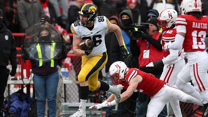 Nov 24, 2023; Lincoln, Nebraska, USA; Iowa Hawkeyes tight end Steven Stilianos (86) catches a pass against the Nebraska Cornhuskers at Memorial Stadium. Mandatory Credit: Reese Strickland-USA TODAY Sports