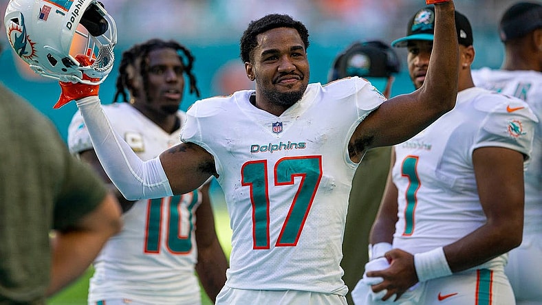 Miami Dolphins wide receiver Jaylen Waddle (17).