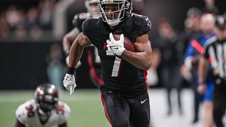 Dec 10, 2023; Atlanta, Georgia, USA; Atlanta Falcons running back Bijan Robinson (7) runs against the Tampa Bay Buccaneers during the second half at Mercedes-Benz Stadium. Mandatory Credit: Dale Zanine-USA TODAY Sports