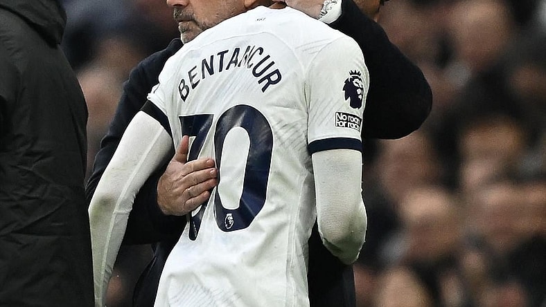 Soccer Football - Premier League - Tottenham Hotspur v Aston Villa - Tottenham Hotspur Stadium, London, Britain - November 26, 2023 Tottenham Hotspur's Rodrigo Bentancur with manager Ange Postecoglou after being substituted due to injury REUTERS/Dylan Martinez
