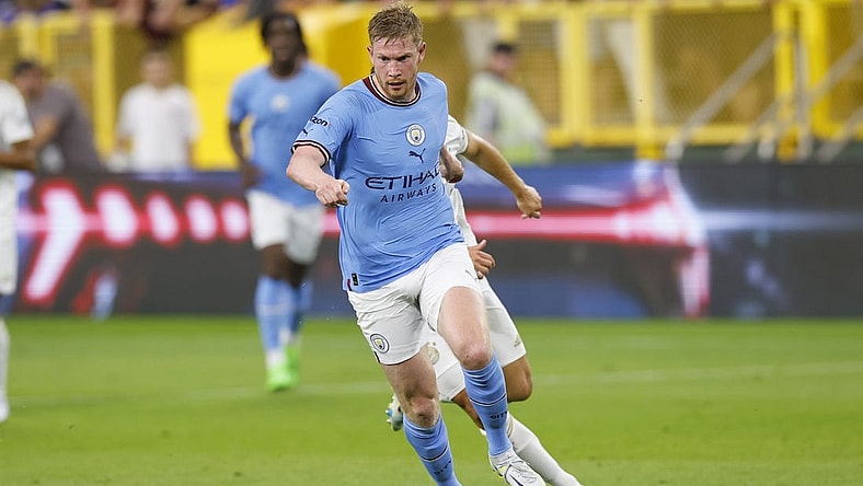 Jul 23, 2022; Green Bay, WI, USA;  Manchester City FC midfielder Kevin De Bruyne (17) controls the ball during the second half against FC Bayern Munich at Lambeau Field. Mandatory Credit: Jeff Hanisch-USA TODAY Sports