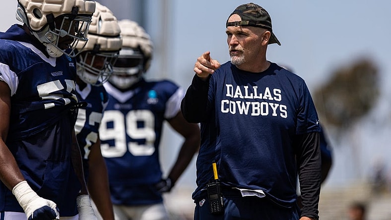 Aug 4, 2022; Oxnard, CA, USA; Dallas Cowboys defensive coordinator Dan Quinn talks to players during training camp at River Ridge Playing Fields in Oxnard, California. Mandatory Credit: Jason Parkhurst-USA TODAY Sports