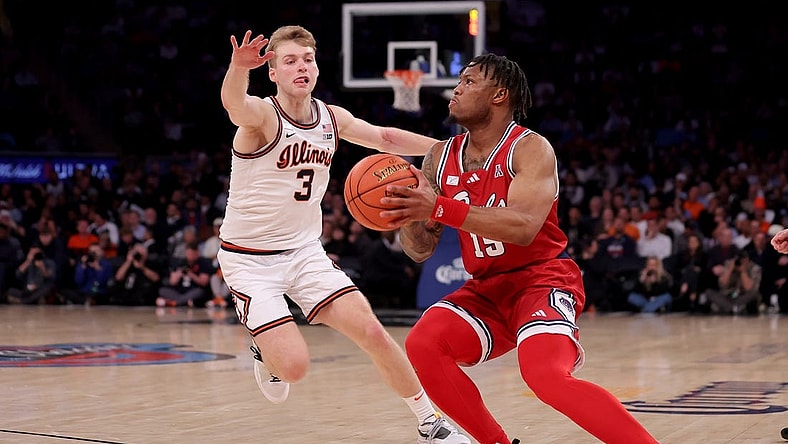 Dec 5, 2023; New York, New York, USA; Florida Atlantic Owls guard Alijah Martin (15) looks to shoot a three point shot against Illinois Fighting Illini forward Marcus Domask (3) during the second half at Madison Square Garden. Mandatory Credit: Brad Penner-USA TODAY Sports