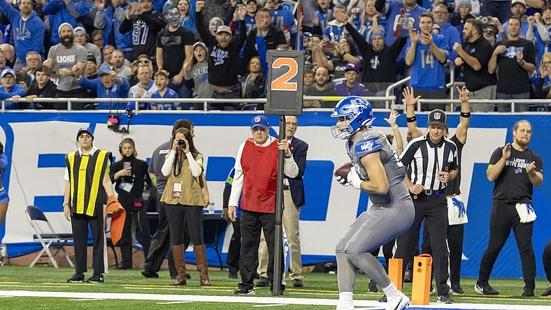 Jan 7, 2024; Detroit, Michigan, USA; Detroit Lions tight end Sam LaPorta (87) catches a pass for a touchdown in the first quarter against the Minnesota Vikings and sets an NFL record for most catches by a rookie tight end at Ford Field. Mandatory Credit: David Reginek-USA TODAY Sports