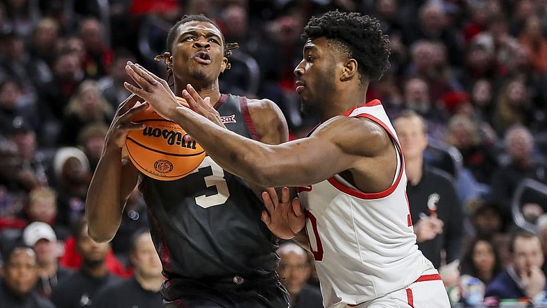 Jan 20, 2024; Cincinnati, Ohio, USA; Oklahoma Sooners guard Otega Oweh (3) drives to the basket against Cincinnati Bearcats guard Josh Reed (10) in the first half at Fifth Third Arena. Mandatory Credit: Katie Stratman-USA TODAY Sports