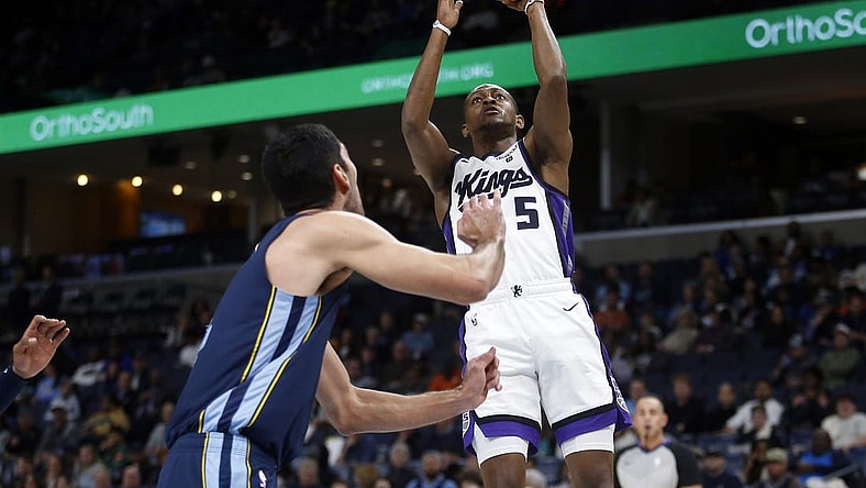 Jan 29, 2024; Memphis, Tennessee, USA; Sacramento Kings guard De'Aaron Fox (5) shoots during the first half against the Memphis Grizzlies at FedExForum. Mandatory Credit: Petre Thomas-USA TODAY Sports