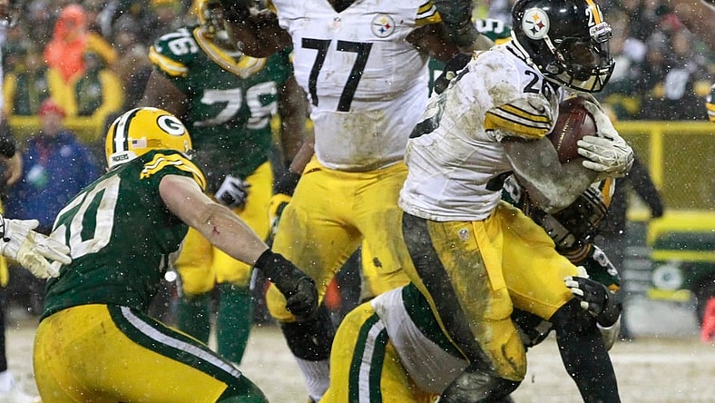 Pittsburgh Steelers running back Le'Veon Bell (26) scores the winning touchdown during the fourth quarter of their game Sunday, December 22, 2013 at Lambeau Field in Green Bay, Wis. The Pittsburgh Steelers beat the Green Bay Packers 38-31.