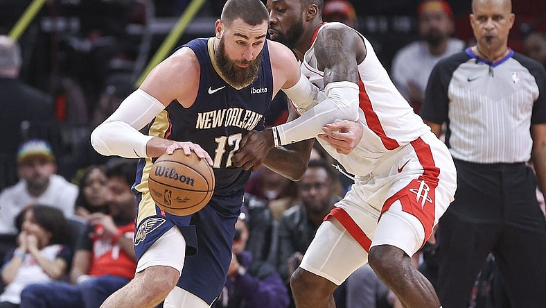 Jan 31, 2024; Houston, Texas, USA; New Orleans Pelicans center Jonas Valanciunas (17) controls the ball as Houston Rockets forward Jeff Green (32) defends during the fourth quarter at Toyota Center. Mandatory Credit: Troy Taormina-USA TODAY Sports