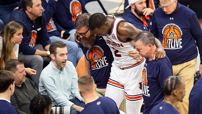 Auburn Tigers forward Jaylin Williams (2) leaves the game with an apparent knee injury as Auburn Tigers take on Kentucky Wildcats at Neville Arena in Auburn, Ala., on Saturday, Feb. 17, 2024. Kentucky Wildcats defeated Auburn Tigers 70-59.