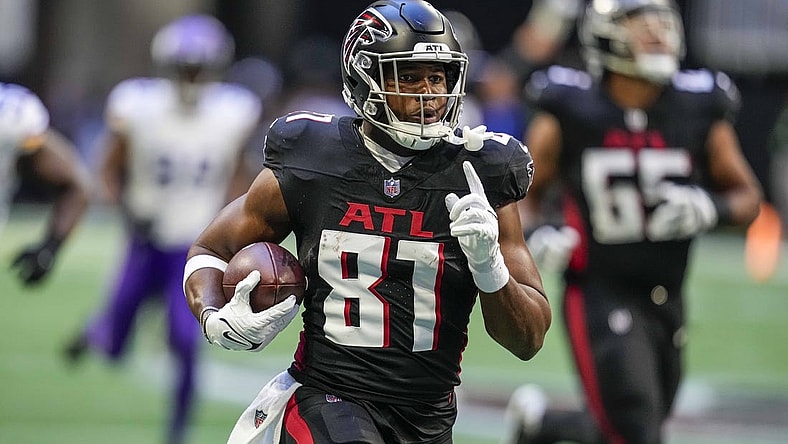 Nov 5, 2023; Atlanta, Georgia, USA; Atlanta Falcons tight end Jonnu Smith (81) runs for a touchdown after a catch against the Minnesota Vikings during the second half at Mercedes-Benz Stadium. Mandatory Credit: Dale Zanine-USA TODAY Sports