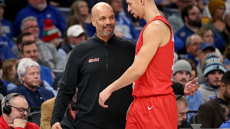 Jan 7, 2024; Memphis, Tennessee, USA; Southern Methodist Mustangs head coach Rob Lanier (left) talks with forward Samuell Williamson (10) during the first half against the Memphis Tigers at FedExForum. Mandatory Credit: Petre Thomas-USA TODAY Sports