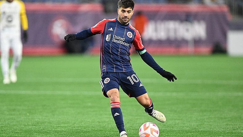 Feb 29, 2024; Foxborough, MA, USA; New England Revolution midfielder Carles Gil (10) passes the ball against the Club Atletico Independiente during the first half at Gillette Stadium. Mandatory Credit: Brian Fluharty-USA TODAY Sports