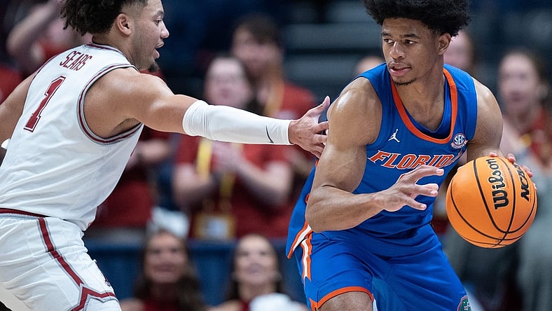 Alabama Crimson Tide guard Mark Sears (1) guards Florida Gators guard Zyon Pullin (0) during their SEC Men's Basketball Tournament quarterfinal game at Bridgestone Arena in Nashville, Tenn., Friday, March 15, 2024.at Bridgestone Arena in Nashville, Tenn., Friday, March 15, 2024.