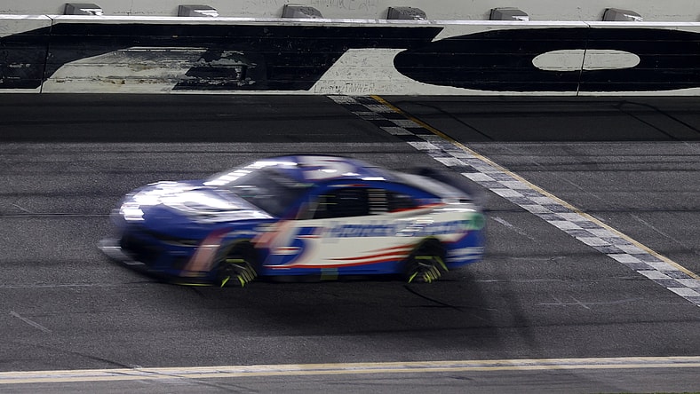 how fast do nascar cars go?